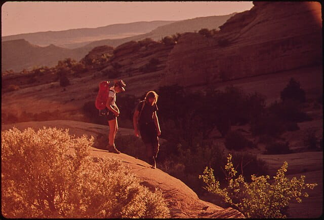 HIKERS TERRY MCGAW AND GLEN DENNY ON THE TRAIL TO DELICATE ARCH IN ARCHES NATIONAL PARK