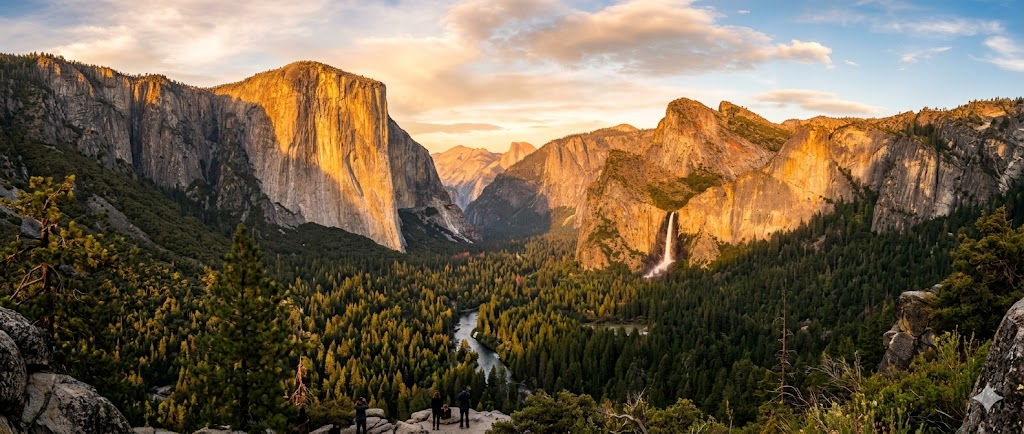 Iconic Yosemite Valley landscape showing granite cliffs and waterfalls, ideal for first-time visitors planning a national park trip