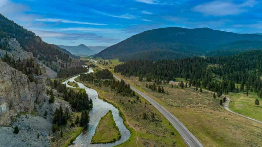 how big is yellowstone national park