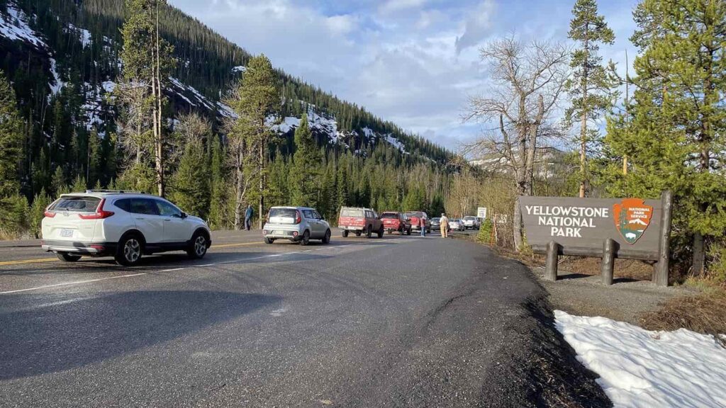 nearest airport to yellowstone national park